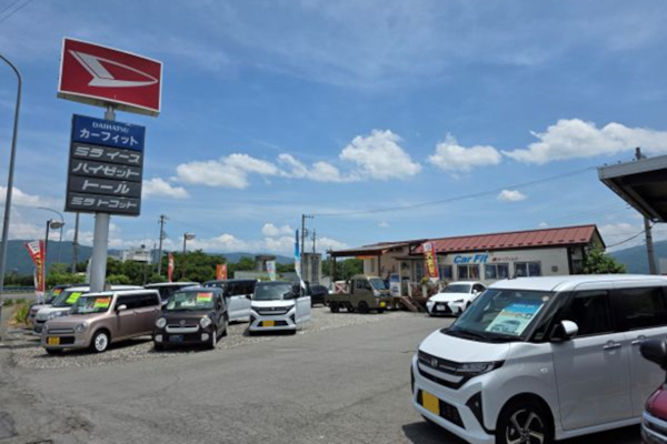 正面が諏訪湖、裏側は田んぼと見晴らしのよい立地にあります。