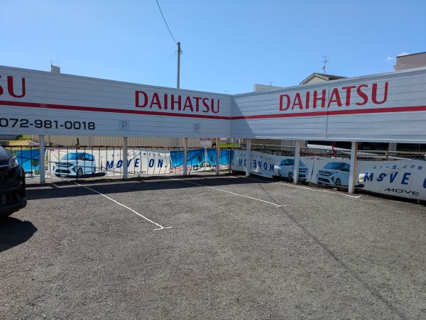 ショールーム側に駐車場があります