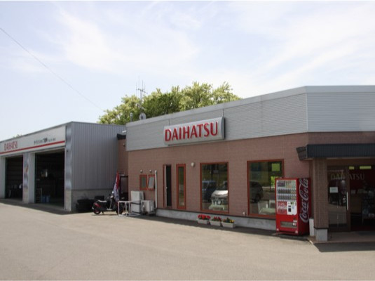 当店は鹿角市内の国道282号線沿いある、ダイハツの看板が目印の店舗です。